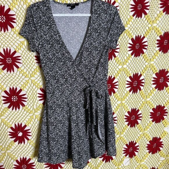 Black Forever 21 Floral Jumsuit M - Picture 1 of 13